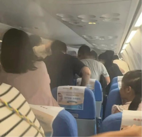 配资行情网 厦航大连飞南京航班充电宝自燃现场曝光！回应称事发登机阶段
