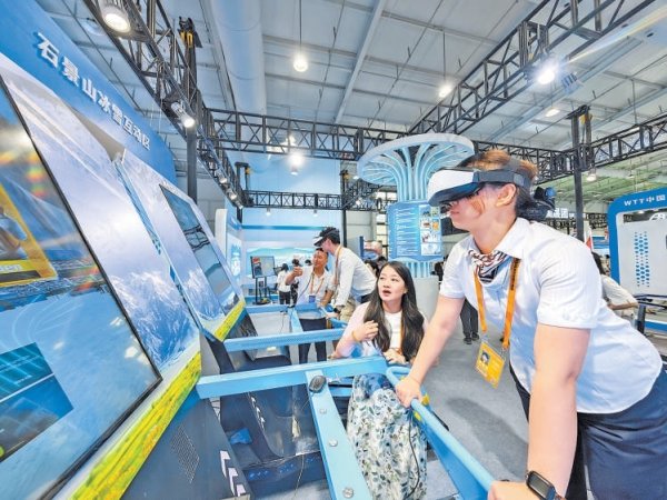 线上股票配资炒 中国优势 带动升级新服务