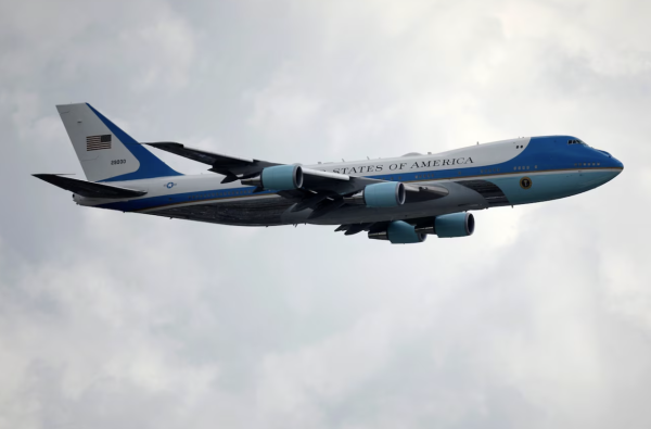 线上股票配资炒 飞行员疑走神，美客机惊险逼近特朗普专机 空管怒吼警告：别碰iPad了！