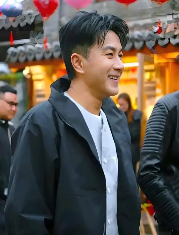 股票配资查询平台 51岁刘恺威被偶遇像20岁！硬帅状态引争议，自律保养还是修图？